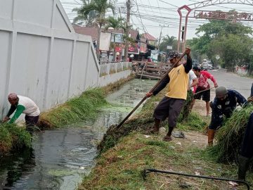 Warga RT 68 RW 07 MB Hilir | Gotong Royong Pembersihan Drainase
